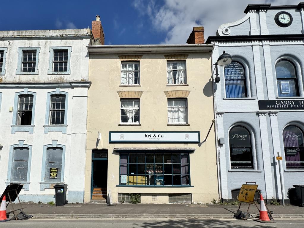 Lot: 76 - FREEHOLD MIXED USE INVESTMENT - Front of the building